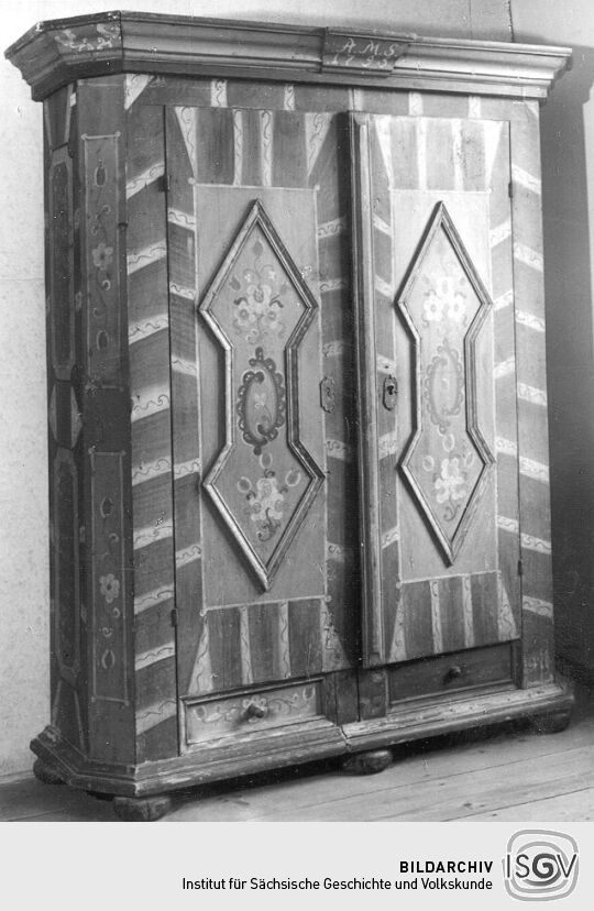 Doppeltüriger Kastenschrank