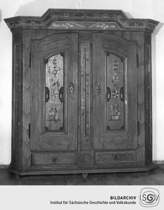 Doppeltüriger Kastenschrank