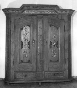 Bild: Doppeltüriger Kastenschrank