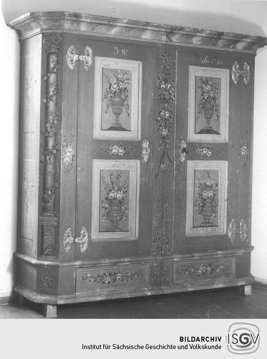 Doppeltüriger Kastenschrank