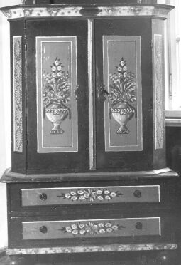 Bild: Bemalter Schrank