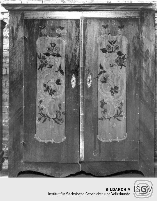 Doppeltüriger Stollenschrank