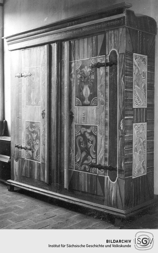 Doppeltüriger Kastenschrank