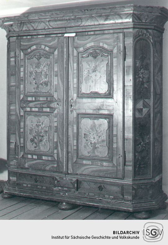 Doppeltüriger Kastenschrank