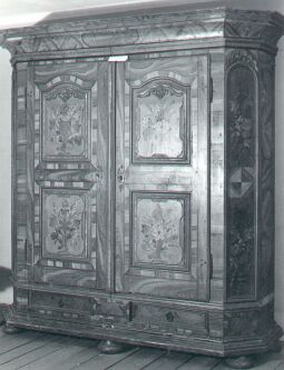 Bild: Doppeltüriger Kastenschrank