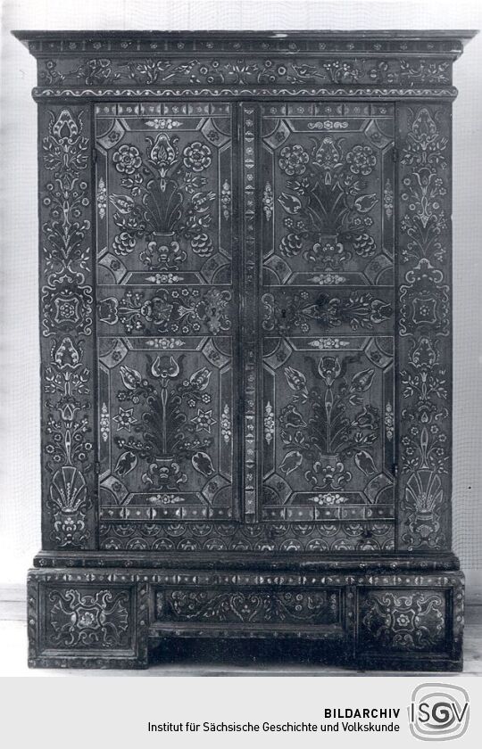 Doppeltüriger Kastenschrank