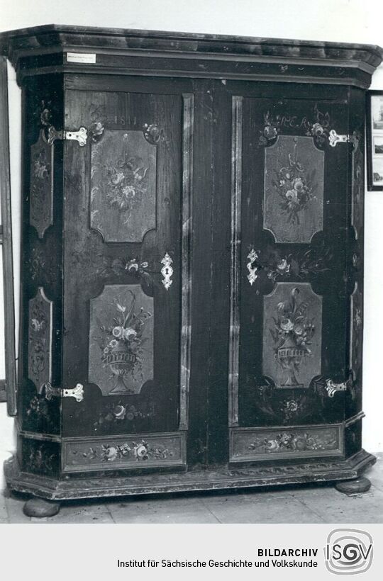Doppeltüriger Kastenschrank