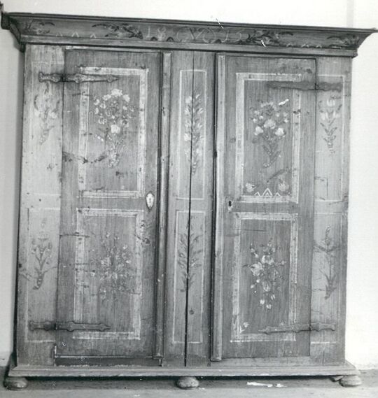 Doppeltüriger Kastenschrank