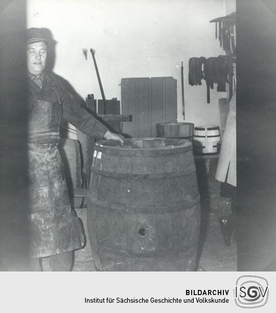 Reparatur eines Fasses in Seußlitz