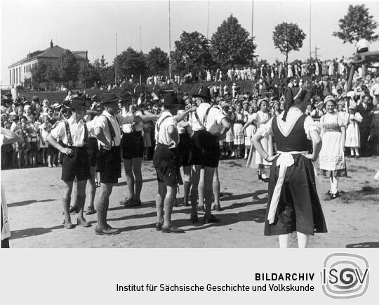Die Annaberger Volkstanzgruppe in Erzgebirgstracht beim Volkstanz