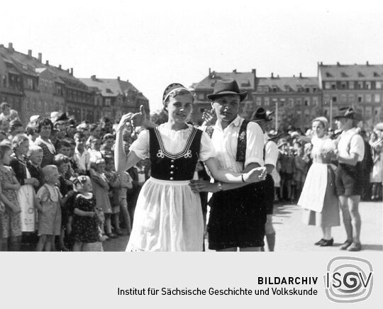 Die Annaberger Volkstanzgruppe in Erzgebirgstracht beim Volkstanz