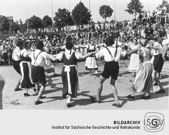 Die Annaberger Volkstanzgruppe in Erzgebirgstracht beim Volkstanz
