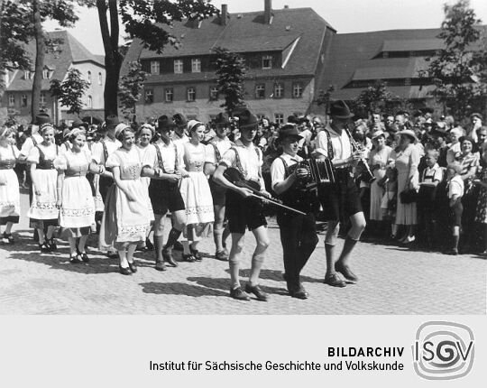 Die Annaberger Volkstanzgruppe marschiert mit ihrer Kapelle zum Festplatz