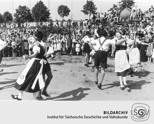 Die Annaberger Volkstanzgruppe in Erzgebirgstracht beim Volkstanz