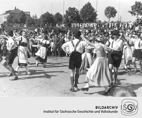 Die Annaberger Volkstanzgruppe in Erzgebirgstracht beim Volkstanz