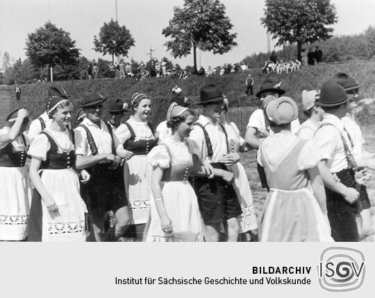 Die Annaberger Volkstanzgruppe auf dem Weg zum Festplatz