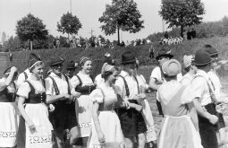 Bild: Die Annaberger Volkstanzgruppe auf dem Weg zum Festplatz