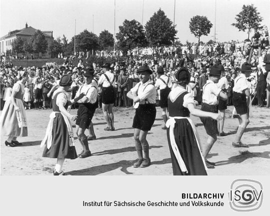 Die Annaberger Volkstanzgruppe in Erzgebirgstracht beim Volkstanz