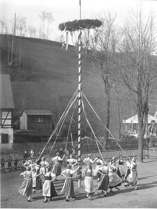 Mädels in Erzgebirgstracht beim Tanz unter dem Maibaum