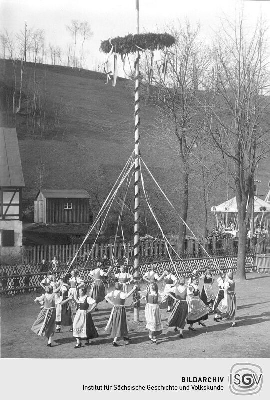 Mädels in Erzgebirgstracht beim Tanz unter dem Maibaum