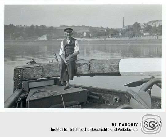 Steuermann auf dem Helmholz des Steuers