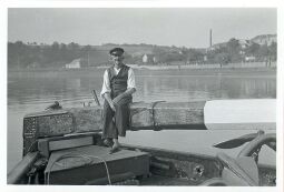 Bild: Steuermann auf dem Helmholz des Steuers
