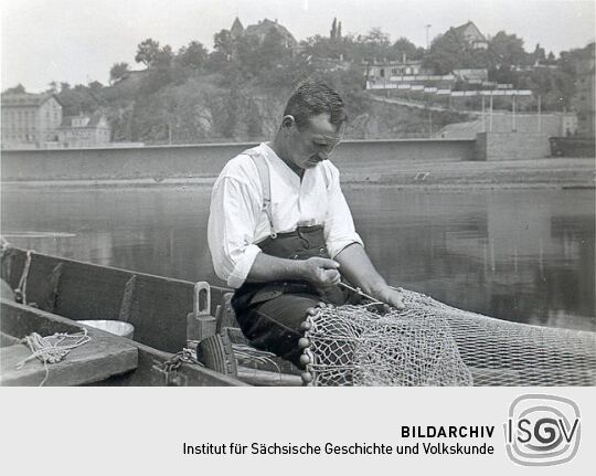 Elbefischer beim Netzausflicken