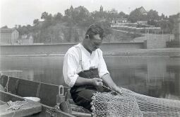 Bild: Elbefischer beim Netzausflicken