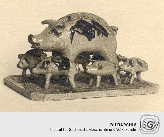 Mutterschwein mit Ferkeln aus Dresden um 1875