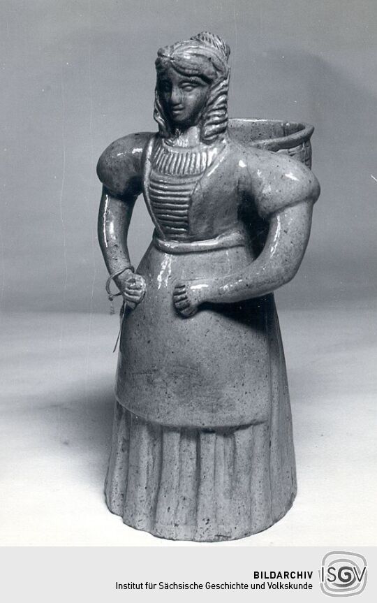 Keramikfigur " Frau mit Tragekorb" aus Grimma