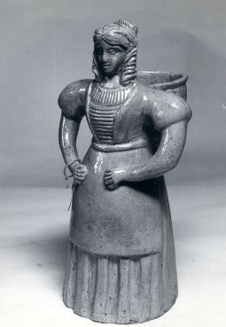 Bild: Keramikfigur " Frau mit Tragekorb" aus Grimma