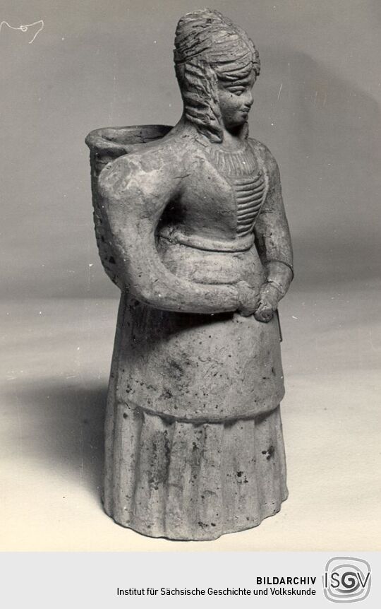 Keramikfigur " Frau mit Tragekorb" aus Grimma