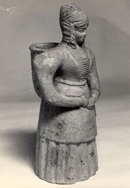 Bild: Keramikfigur " Frau mit Tragekorb" aus Grimma