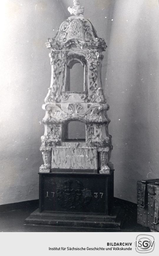 Weisser Rokoko-Kachelofen aus der Senftenberger Gegend