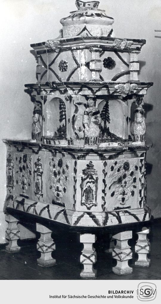 Weisser Rokoko-Kachelofen