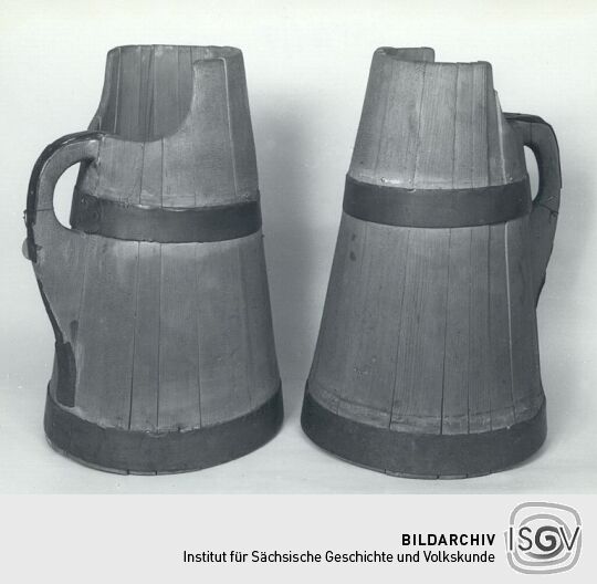 Holzkannen zum Wasserholen mit Messingbeschlag