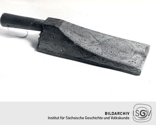 Wäscheklopfer mit Kerbschnittornamenten