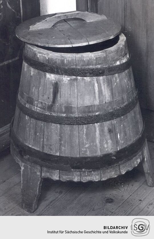 Gepichter Wasserbottich