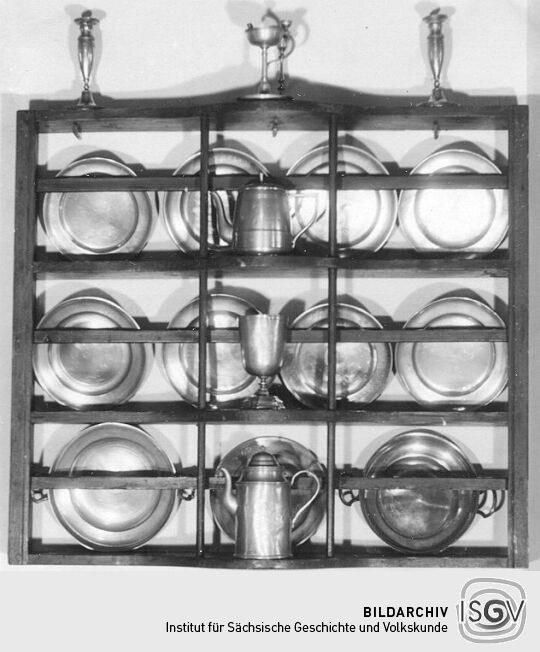 Tellerbord mit Zinngeschirr aus Schlettau