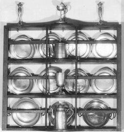 Bild: Tellerbord mit Zinngeschirr aus Schlettau