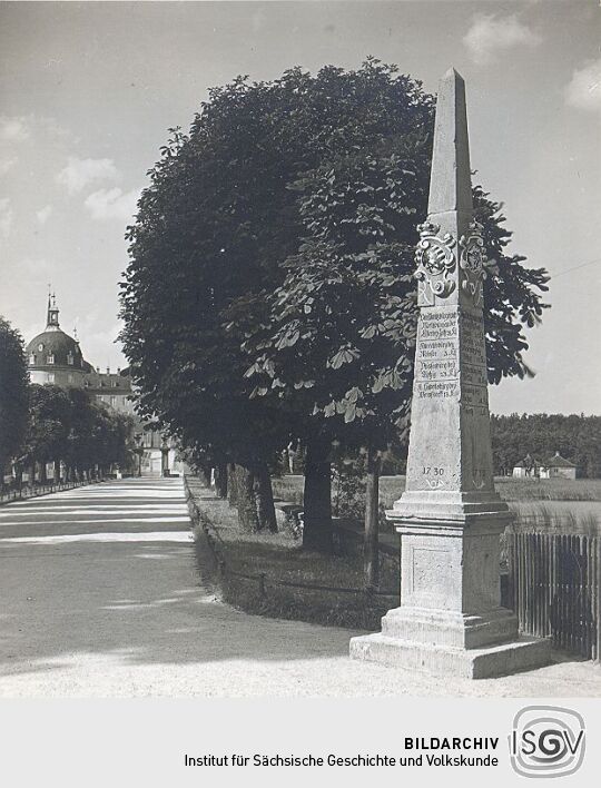 Postmeilensäule am Haupteingang vom Jagdschloß Moritzburg