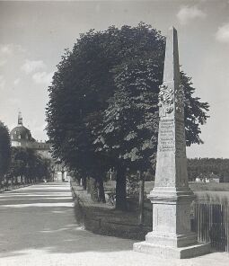 Bild: Postmeilensäule am Haupteingang vom Jagdschloß Moritzburg