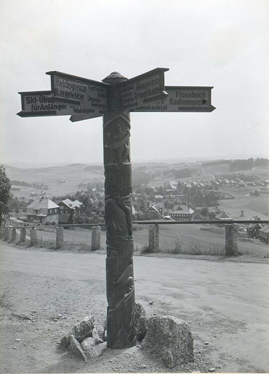 Wegweiser in der Nähe der alten Reichsgrenze