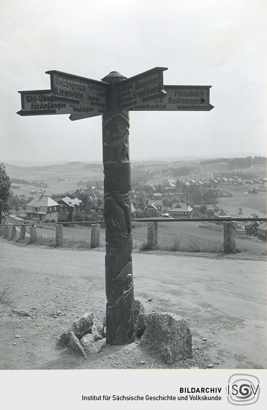 Wegweiser in der Nähe der alten Reichsgrenze