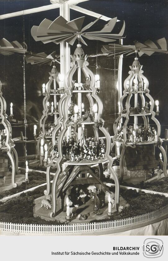 Geschnitzte Schneeberger Pyramide von Schneider aus Annaberg-Buchholz