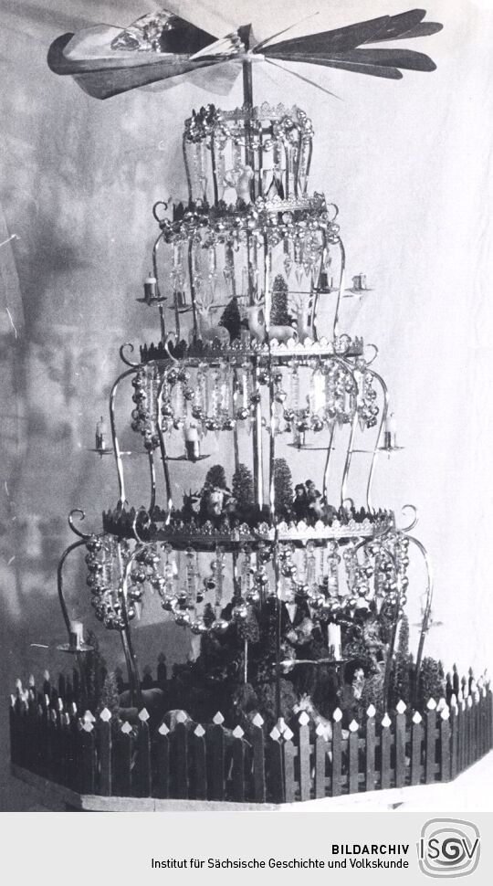 Pyramide aus Messingstäben in Markneukirchen