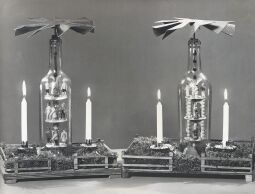 Bild: Pyramiden in zwei Glasflaschen aus Klingenthal