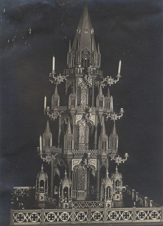 Laubsägepyramide von Walter Herles aus Sehma