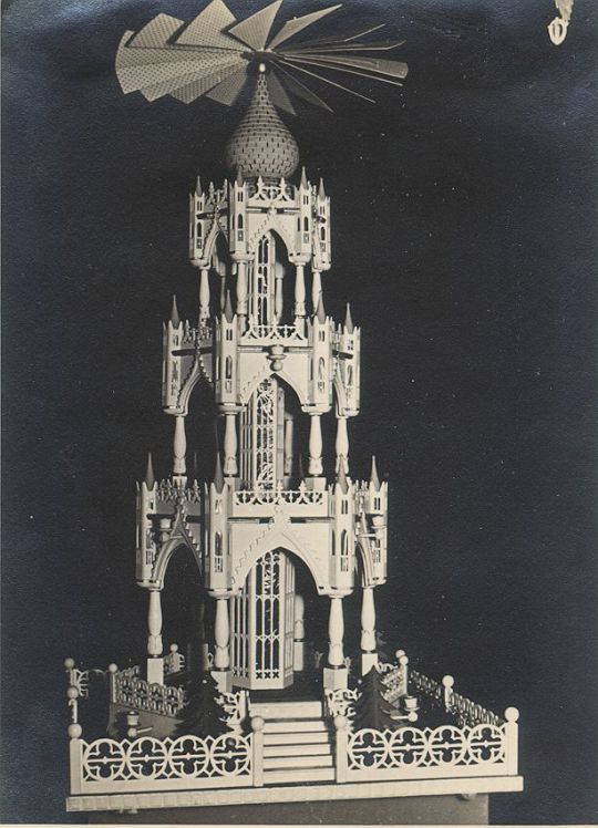 Laubsägepyramide von Karl Glaser aus Sehma