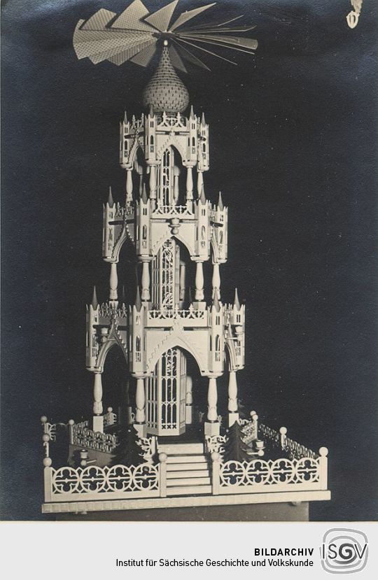 Laubsägepyramide von Karl Glaser aus Sehma